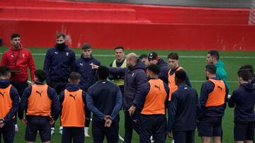 07/12/23 ENTRENAMIENTO SPORTING DE GIJON
MAREO RAMIREZ CHARLA CON LOS JUGADORES