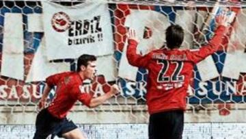 <b>EL 2-0. </b>Miguel Flaño celebra junto a Kike Sola el tanto que suponía el 2-0 para Osasuna y que le da aire para la vuelta