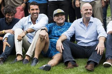 JCB02 BRIG (SUIZA) 07/07/2017.- El guardameta italiano Gianluigi Buffon (2i), junto al exjugador argentino, Diego Maradona (c) y el presidente de la FIFA, el suizo Gianni Infantino (d), antes del partido que enfrenta a las leyendas del fútbol internacional, en Brig (Suiza) hoy 7 de julio de 2017. EFE/Jean-Christophe Bott