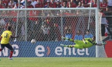 Futbol, Chile vs Colombia
Eliminatorias para el Mundial Brasil 2014.
El jugador de la seleccin de Colombia James , no aparece en la foto, convierte su gol contra la seleccin de Chile durante el partido por las eliminatorias para el Mundial Brasil 2014 jugado en el estadio Monumental.
11/09/2012
Santiago, Chile.