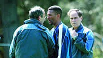 <b>NERVIOS.</b> Por un momento de nervios el jugador brasileño ha perdido un oportunidad que nunca más volverá a tener.