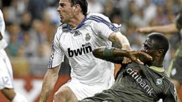 <b>DE BAJA. </b>Metzelder se lesionó en la primera parte ante el Werder.