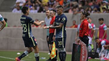 Momento en que Nico Castillo entra a la cancha en el amistoso contra Santos