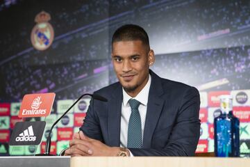 Alphonse Areola durante la rueda de prensa de presentaci車n.