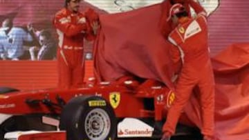 <b>EL GRAN MOMENTO. </b>Fernando Alonso y Felipe Massa fueron los encargados de descubrir el nuevo y esperado F150, el coche de la revancha.