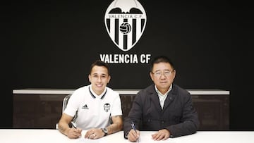 Orellana firmando el contrato que le vincula al Valencia.