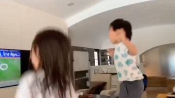 La entrañable escena de los hijos de Wu Lei desatados con que su padre jugue de nuevo al fútbol