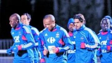 <b>TITULAR. </b>Henry, que saldrá de inicio, corre junto a sus compañeros.