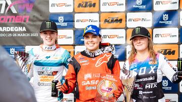 Guillén entre Van Drunen y Duncan en el MXGP de Cerdeña de WMX.