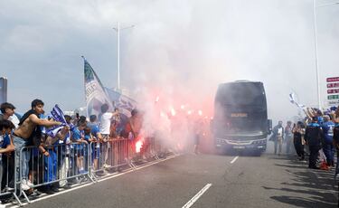 As赤 recibi車 la afici車n del Deportivo a su llegada a Riazor.