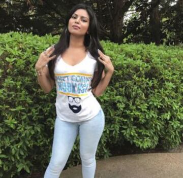 Natasha Fizdale presume de anillo y nada con tiburones