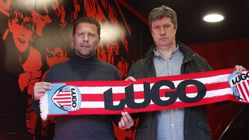 27/12/19 Futbol segunda división.- Nuevo entrenador del CD Lugo. Hoy se presento en el Anxo Carro de Lugo a Curro Torres. En la imagen Manolo Mandia (i) y Curro Torres (c)