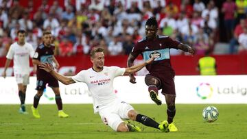 Aidoo pugna por el bal&oacute;n con De Jong.