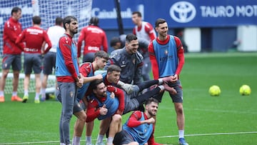 Buen ambiente durante el entrenamiento de esta mañana en Tajonar.