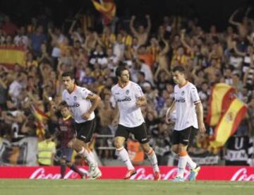 Tercera jornada de la Liga Bbva. Valencia - Barcelona. 0-3. Helder Postiga celebra el primer gol.