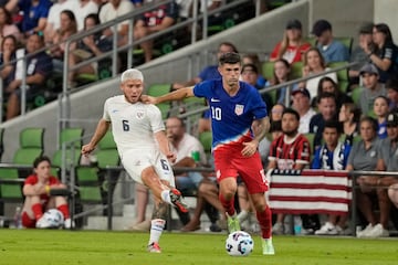 Christian Pulisic se lleva la pelota ante la marca del panameño Cristian Martínez.