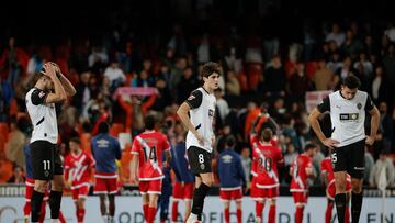 Los jugadores del Valencia lamentan la derrota al término del partido de la jornada 19 de LaLiga que Valencia CF y Rayo Vallecano disputan este sábado en el estadio de Mestalla.