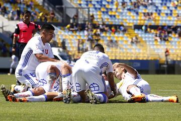 El jugador de Universidad De Chile Lorenzo Reyes celebra junto a sus compañeros su gol contra Everton durante el partido de primera division en el estadio Sausalito de Vina del Mar, Chile.