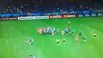 El duelo entre Gremio e Internacional vivió una tangana monumental que acabó con cuatro expulsados de cada equipos. Un bochorno lamentable.