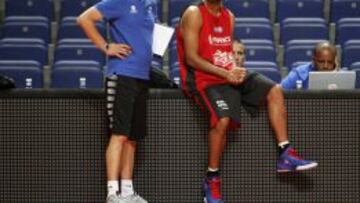 LA MIRADA DE UN CAMPEÓN DE LA NBA. Tony Parker se entrenó ayer a medio ritmo: pero jugará hoy.