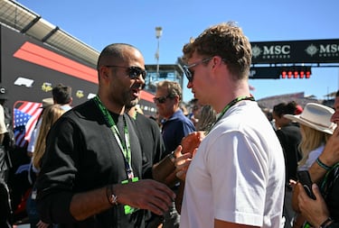 El ex jugador de baloncesto francés Tony Parker conversa con el nadador francés Leon Marchand antes del inicio del Gran Premio de Fórmula Uno de Estados Unidos en el Circuito de las Américas en Austin, Texas.