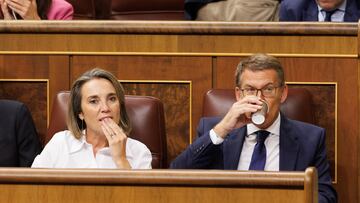 El líder del PP y candidato a la Presidencia del Gobierno, Alberto Núñez Feijóo, y la secretaria General del Partido Popular, Cuca Gamarra,  durante la primera sesión del debate de investidura del líder del PP, en el Congreso de los Diputados, a 26 de septiembre de 2023, en Madrid (España). El presidente del PP, Alberto Núñez Feijóo, se somete hoy a su debate de investidura en el Congreso, el primero en el que se escucharán discursos en lenguas cooficiales y se podrán usar pinganillos para recibir la traducción simultánea. Su candidatura se vota en 'primera vuelta' mañana miércoles, 27 de septiembre, cuando se activará la cuenta atrás por si hay nuevas elecciones. Los barones del PP han apoyado a Feijóo en su debate.
26 SEPTIEMBRE 2023;MADRID;PRIMERA SESIÓN DEBATE;FEIJÓO;CONGRESO DE LOS DIPUTADOS
Eduardo Parra / Europa Press
26/09/2023