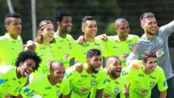 Los jugadores brasile&ntilde;os posan para una foto tras el entrenamiento de este lunes en Rio Grande do Sul.