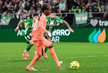 El jugador del Barcelona, Lamine Yamal, marca de penalti el 1-5 al Betis. 