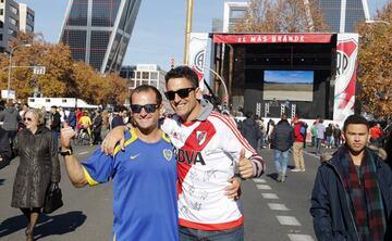 Seguidores de River desde la fan zone habilitada para ellos en Plaza de Castilla