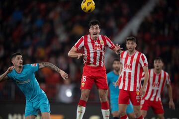 Partido muy sobrio el del central del Almería, que desde el minuto 52 jugó con uno menos por expulsión de Ramazani. El serbio, de 35 años, se hizo fuerte en los balones aéreos gracias a 1,87 de estatura, y estuvo despejando balones de cabeza casi toda la segunda parte.