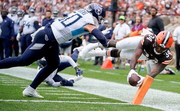 El running back Jerome Ford se lanza a conseguir un touchdown en el partido que enfrentó a su equipo, los Browns, contra los Tennessee Titans en el FirstEnergy Stadium de Cleveland. Los locales se impusieron por un contundente 27 a 3 en una semana que ha estado marcada por los abultados resultados en la NFL.