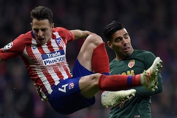 Falcao García y Santiago Arias se reencontraron en el duelo de Champions League entre Atlético de Madrid y Mónaco. Los colombianos vivieron dos realidades durante el partido. El delantero fue derrotado y perdió una pena máxima mientras que el defensor se afianza cada vez más en el equipo de Simeone.