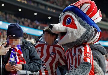 Mapache, la mascota del Atlético de Madrid,con algunos seguidores del conjunto rojiblanco momentos antes de comenzar el partido.