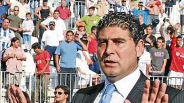<b>SIN RECURSOS. </b>Manolo Hierro no consigue reflotar al Puertollano y se les escapa el tren del ascenso.
