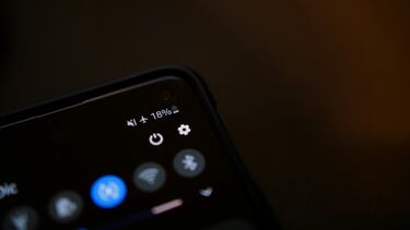 Ni apagando ni cambiando cargador: por qué deberías cargar la batería del móvil con el modo avión activado