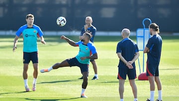 Memphis, en su primer entrenamiento de la temporada con el Barça con Christensen de fondo.