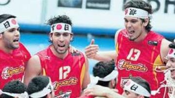 <b>KAMIKAZES DE ORO.</b> Todos los jugadores, incluso Pau Gasol, se colocarón una bandana japonesa en la cabeza y celebraron en el centro de la pista el oro conquistado
