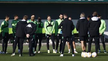 Pellegrini, junto a algunos jugadores. 