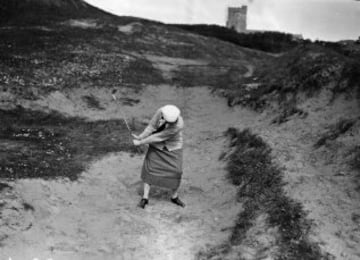 El golf ha sido uno de los deportes que más ha tenido en cuenta a las mujeres junto con el Tenis. Fue en 1900 cuando los Juegos Olímpicos ya añadieron el Golf femenino. La imagen de 1923 da cuenta de ello en el Mundial de Burnham con Mrs Kenneth Morrice en la fotografía.