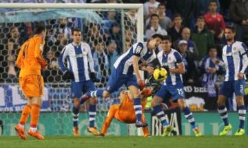 Cristiano Ronaldo lo intenta de chilena ante Javi López.
