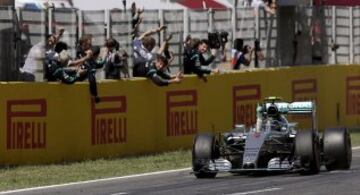 El piloto alemán de Mercedes Nico Rosberg celebra con sus mecánicos su victoria en el Gran Premio de España de Fórmula Uno