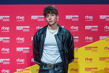 
La tradición familiar vuelve al escenario: el nieto de Dyango interpreta una balada intensa desde un diseño circular blanco que homenajea al festival histórico de los años 70.