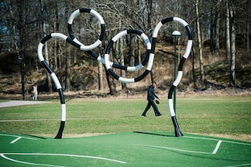 16. El terreno de juego 'Puckelboll' es una obra diseñada por el artista Johan Ferner Stroem, situado en Skarholmen, al sur-oeste de Estocolmo, es un campo de césped artificial distorsionado donde las mitades son de diferentes tamaños y en el que el césped artificial está lleno de baches.