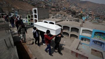 AME9724. LIMA (PER&Uacute;), 21/08/2020.- Familiares cargan el f&eacute;retro de Kelly Cozme durante su entierro en el Cementerio del distrito de Comas el 20 de agosto de 2020, en Lima (Per&uacute;). Cozme fue una joven de 23 a&ntilde;os que muri&oacute; accidentalmente asfixiada en su casa pero a la que el personal hospitalario trat&oacute; como un posible caso de coronavirus, seg&uacute;n cont&oacute; a Efe su t&iacute;a, Vilma Pinares. Per&uacute; est&aacute; a un paso de ser el pa&iacute;s con la mayor tasa de mortalidad durante la pandemia tras haber rebasado oficialmente los 27.000 fallecidos por COVID-19, pero con una cifra de exceso de muertes en este periodo casi dos veces y media mayor, pues los registros de defunciones revelan unos 63.000 muertos. EFE/ Paolo Aguilar