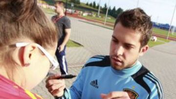 El internacional español Jordi Alba firma autógrafos a su llegada a un entrenamiento de la selección española de fútbol en Gniewino, Polonia.