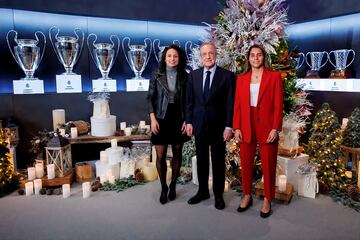 Florentino P¨¦rez con Ivana Andr¨¦s y Kenti Robles, capitanas de la secci¨®n femenina del Real Madrid Club de F¨²tbol.