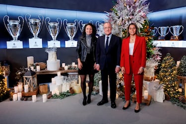 Florentino Pérez con Ivana Andrés y Kenti Robles, capitanas de la sección femenina del Real Madrid Club de Fútbol.