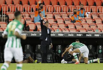 El navarro nunca llegó a dirigir al primer equipo del Villarreal, no obstante creció como técnico en las categorías inferiores del club castellonense al dirigir al filial amarillo durante la campaña 2010-2011. Hoy es el gran clavo ardiendo al que se agarra el valencianismo pese a que se quiso marchar hace una semana.

