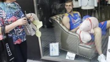 <b>¡ESTOY AQUÍ!. </b>Driesen, sentado en el diván de una boutique, no logra llamar la atención. Arriba, Granger dentro de una cama. A la derecha, Caner-Medley, un maniquí más.