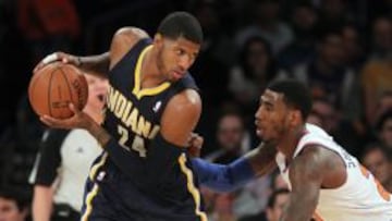Paul George controla la pelota ante Iman Shumpert.